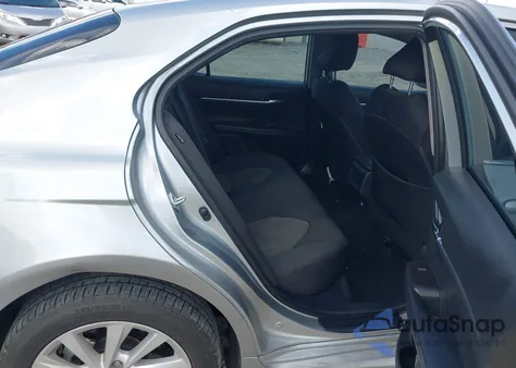 2022 Toyota Camry Le z USA, uszkodzony, nr VIN 4T1C11AK2NU634390